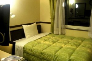 It is either green or orange bed sheets at the Toyoko Inn Nihonbashi is their closest hotel to Tokyo Station