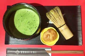 Элегантно поданный зеленый чай маття