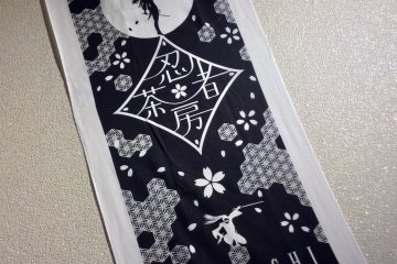 Хороший сувенир - полотенце тэнугуи с логотипом ниндзя кафе Kunoichi 