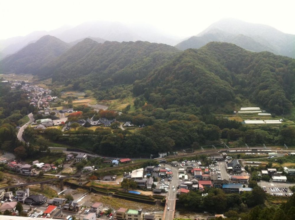 Quang cảnh nhìn từ chùa Yamadera vào mùa thu. Bạn có thể ngắm cảnh này sau khi leo lên 1,000 bậc thang đá