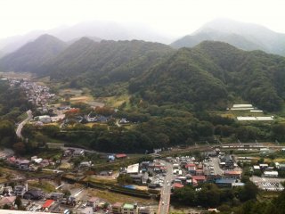 Quang cảnh nhìn từ chùa Yamadera vào mùa thu. Bạn có thể ngắm cảnh này sau khi leo lên 1,000 bậc thang đá