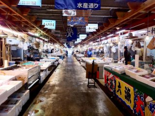 Ada beberapa lorong kios pedagang ikan di Pasar Warga Akita yang merupakan salah satu pasar terbesar di utara Tsukiji