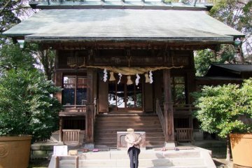 일본의 많은 사원에서와 같이 주민들은 이곳에 와서 기도를 올린다