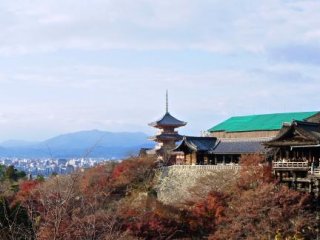 Panoramic view of Kiyomizu-dera in autumn