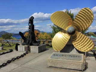 In front of the museum are two symbols of Imabari, an anchor and a propeller