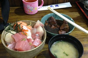 Seafood rice bowl, miso soup, and stewed tuna for 640 yen