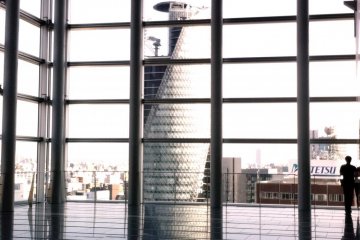 메이에키 스카이 로비 JR 나고야 타워는 유리와 강철로 만든 현대 영화 세트과 같은 조용한 공간이다