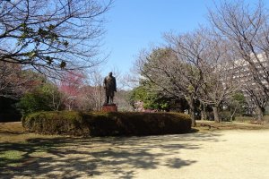 รูปปั้นภายในสวนสวนคิทะโนะมะรุ 