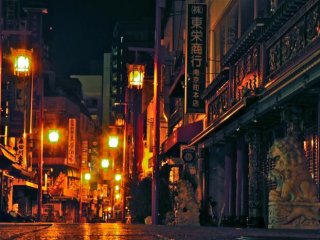 元町エリアの細い通りに灯る街灯