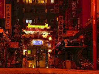 Một bức ảnh khác về những chiếc đèn natri khi đêm xuống ở khu Motomachi