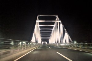 Membelah Tokyo Gate Bridge, jalan pulang dari Bandara Haneda di Kawasan Edogawa.
