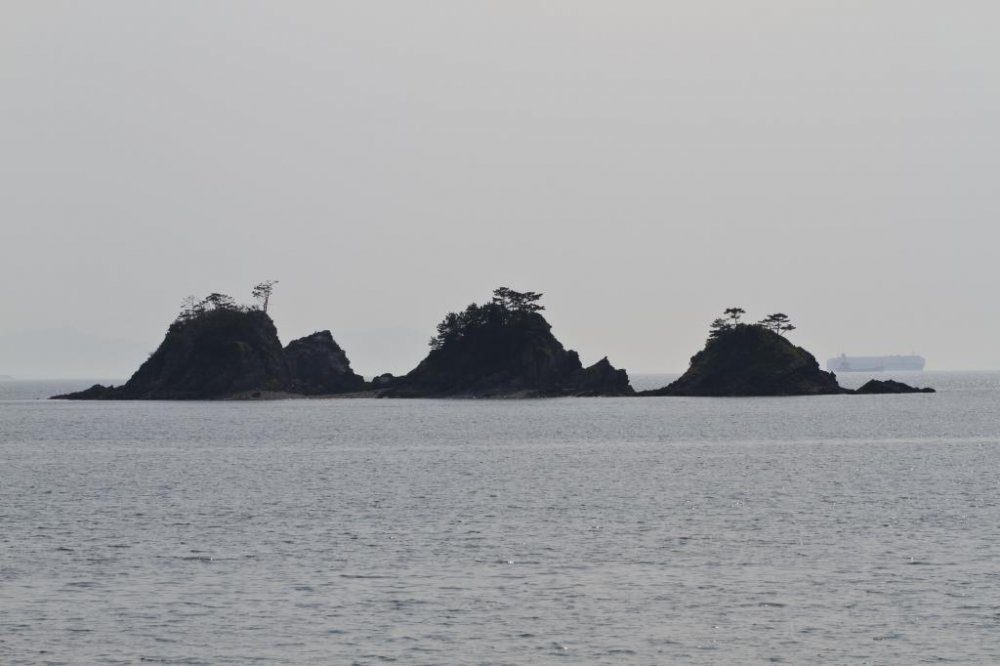 Tiga puncak pulau Kamo
