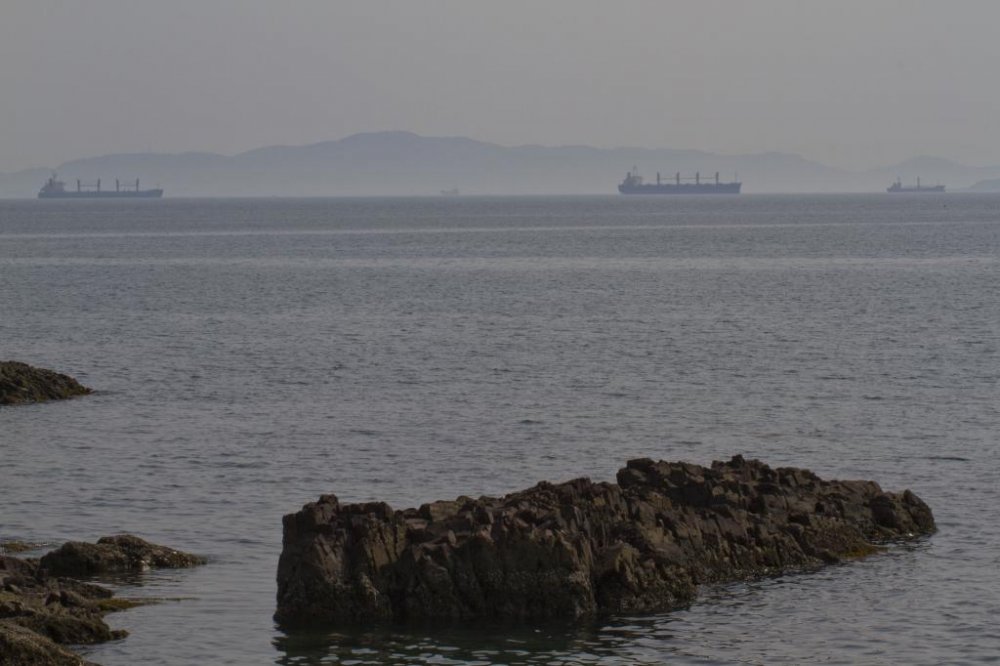 ここは関門海峡に近く、巨大船舶が通過する