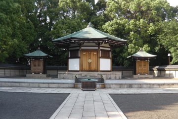 <p>Mausoleum housing Nichiren&#39;s ashes</p>