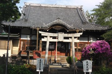 <p>A beautiful smaller temple on the grounds</p>