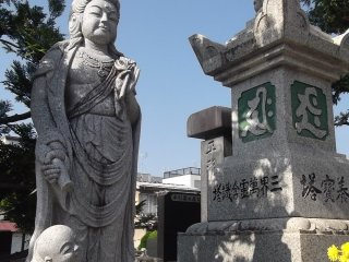 Una deidad budista en el cementerio