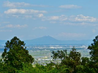 Bạn có thể thấy rõ núi Tsukuba (tỉnh Ibaraki), cách đồi Ohira-san 40km