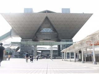 On a fine Saturday, several people were already on their way from Kokusai-tenjijo-seimon Station to the Tokyo Big Sight for the International Tokyo Toy Show 2018.
