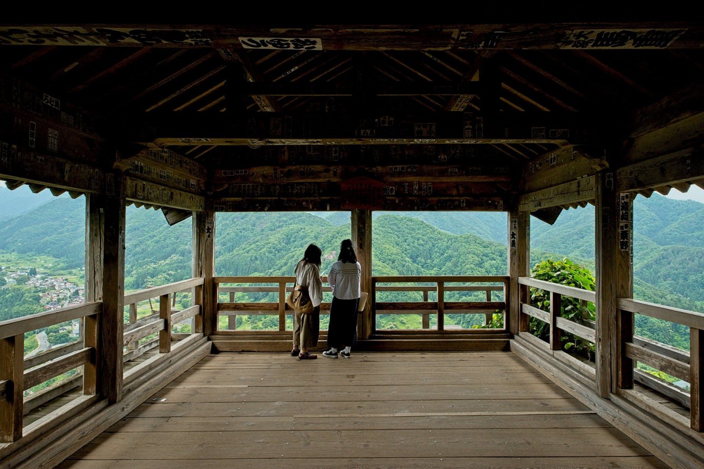 La terrasse en hauteur qui offre une vue sur la vallée en contrebas