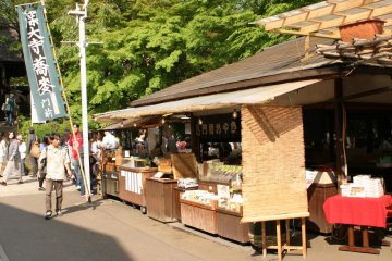 A shop in the temple grounds selling fugashi