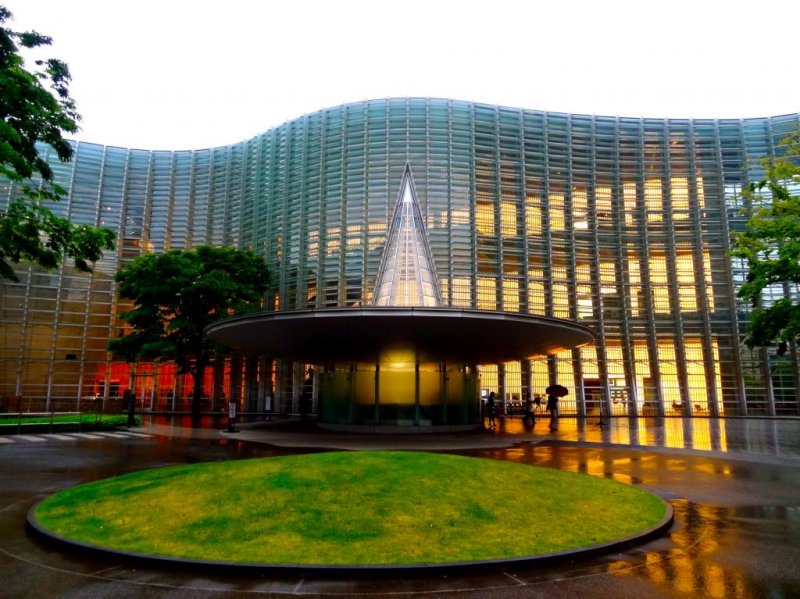 <p>Национальный Центр Исскуств, Токио во время заката. Закрыт по вторникам. Среда - Понедельник 10:00-18:00. Пятница - 10:00-20:00.</p>