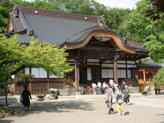 Chùa Jindai được xây dựng đầu tiên vào năm 733. Đây là ngôi chùa lâu đời thứ hai ở Tokyo. Ngôi chùa nằm trong một khuôn viên rộng lớn bao quanh bởi cây xanh. 