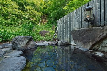 The outdoor bath of Takimi no yu with the view on the waterfall in the background