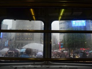 Cảnh quan thành phố hiện đại nhìn từ ô cửa sổ của buồng lái cũ. 