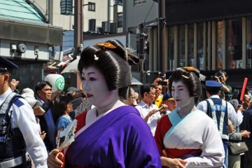 <p>The geisha walking through the procession</p>
