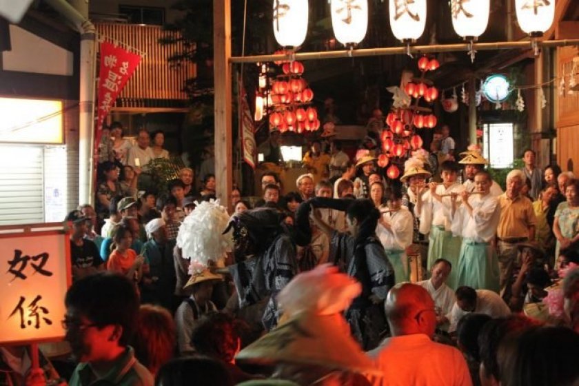 Diễu hành quanh làng có trống, người thổi sáo, nhảy múa và vở kịch câm dân gian Nhật Bản lâu đời.