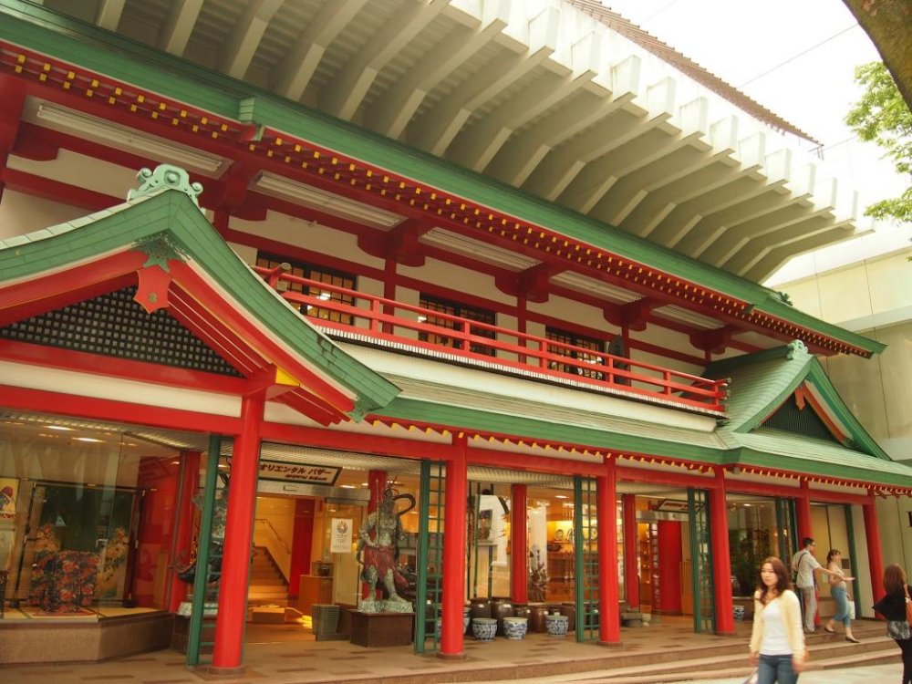 The building is said to be modeled after Japanese shrines, although it gives off a Chinese cultural look at first glance.