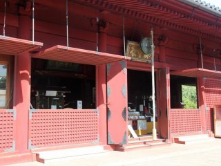 Được thờ trong chùa là vị Senju Kannon (Phật Quan Âm nghìn tay) và Kosodate Kannon (Phật Quan Thế Âm Bồ Tát). Vị Phật thứ hai thường được thờ cúng bởi những người phụ nữ mong muốn có con.