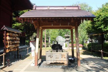The temizuya (purification fountain) for visitors to rinse their hands and mouths upon entering the grounds.