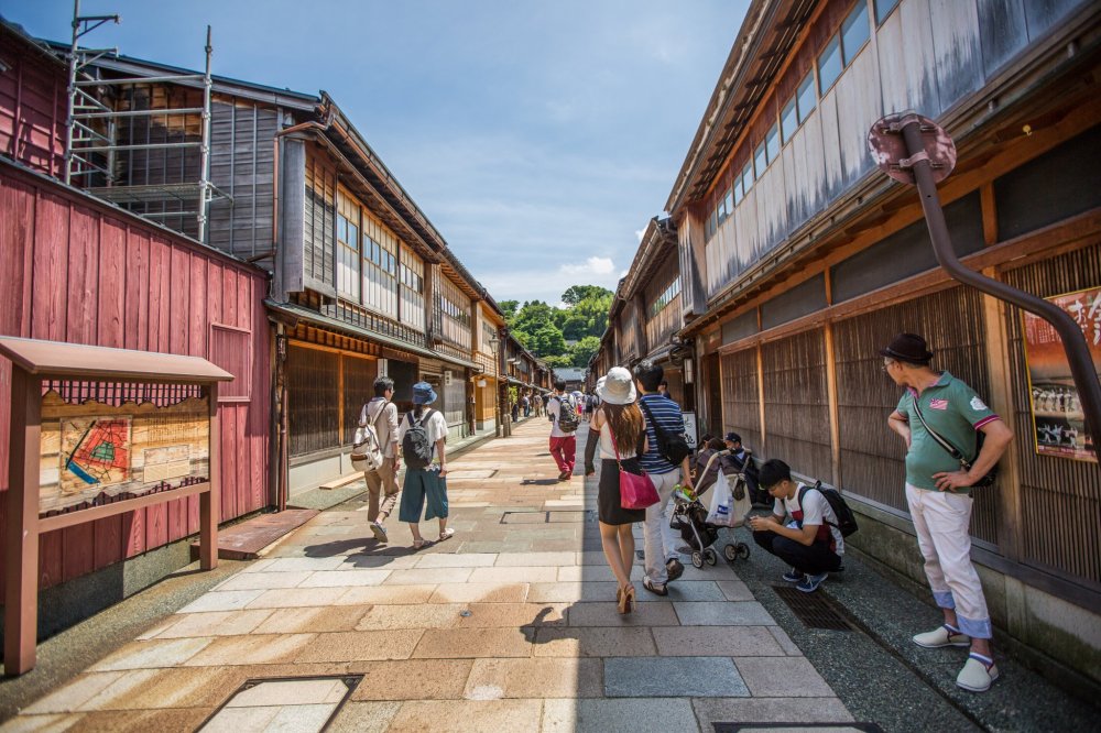 Con đường chính được lấp đầy bởi những tòa nhà cổ của thời Edo