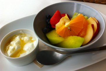 Fresh fruit and yogurt with honey