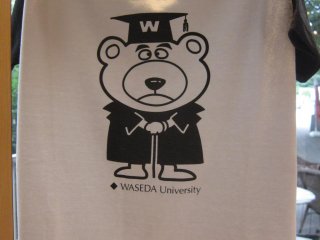 Những mẫu áo phông để lựa chọn. Đây là chiếc với linh vật con gấu của Waseda.