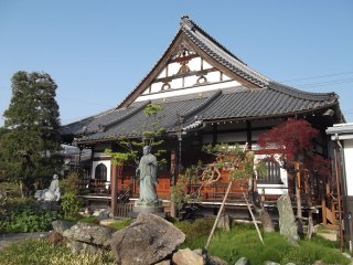 A view of the worship hall at Ryuko-ji