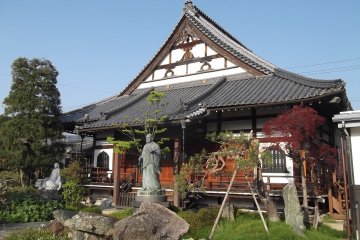 A view of the worship hall at Ryuko-ji