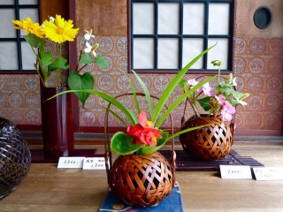 Cute little flowers are simply decorated in amber colored baskets