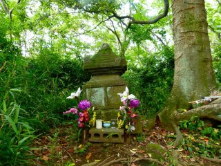 Chigo-zuka on the way: The grave of a child who was carried off by an eagle