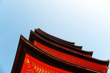 Junto al Santuario Itsukushima, Gojunoto, la pagoda de 5 pisos, es una hermosa fusión del estilo arquitectónico chino y japonés. La pagoda esta dedicada en honor al Buda de la Medicina, así como también a dos santos Budistas: Fugen y Monju.
