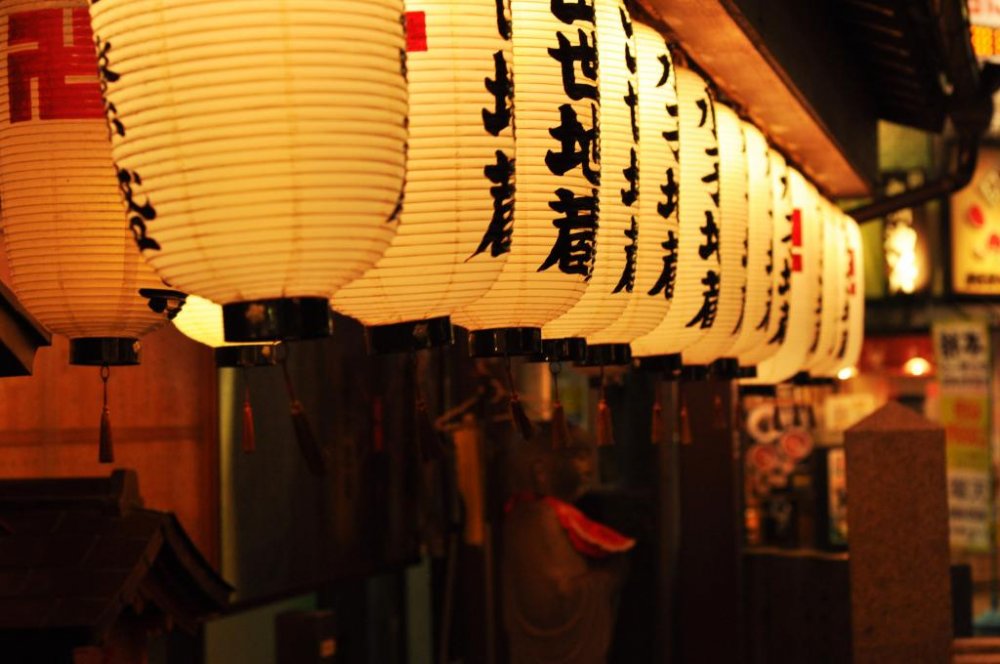 Jolies lanternes en papier à Chinatown