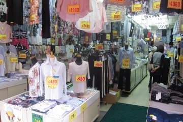 <p>เสื้อผ้าราคาย่อมเยาเฉลี่ย 2000 เยนในตลาดซูงาโมะที่สายรถไฟยามาโนเตะตอนเหนือของโตเกียว</p>