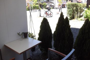 <p>The view of the street from my table</p>