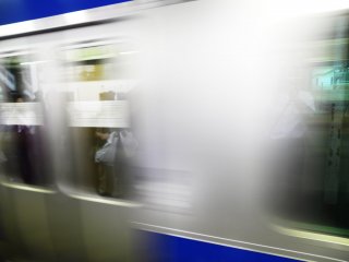 รถไฟสาย เจอาร์ โจะบัน กำลังเคลื่อนตัวออกจากสถานีคิตะ เซ็นจุ ในโตเกียว ต่อมาภายหลังผมถึงรู้ว่ามีภาพสะท้อนของคนผู้หนึ่งบนกระจกหน้าต่าง