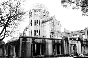 โดมเง็นบะคุในฮิโรชิมะ ระเบิดปรมาณูลูกแรกของโลกได้ถูกทิ้งลงเหนือเมืองแห่งนี้ นี่คืออาคารที่หลงเหลือจากการระเบิดในครั้งนั้น