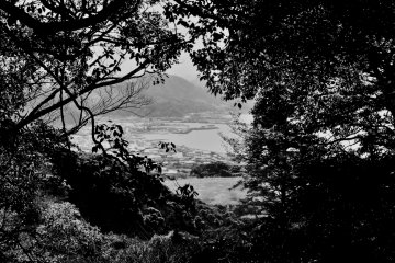 เดินป่าบนภูเขาโมะโทะนะในชิบะ ผมและเพื่อนของผมมองเห็นเมืองโมะโทะนะผ่านพุ่มไม้ สำหรับเราในตอนนั้น มันดูเหมือนอีกโลกหนึ่ง