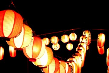 โคมไฟเหล่านี้เป็นส่วนหนึ่งของงานเทศกาลโอะบงในเมืองยะชิโอะ ทางตอนใต้ของจังหวัดไซตะมะ