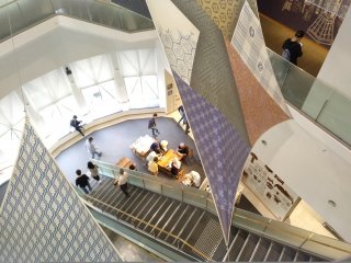 O Museu Habitação e Vida ocupa o 8º, 9º e 10º andares de um edifício na zona de Kita. A escadaria entre os andares do museu é decorada com têxteis que reproduzem o design tradicional da região de Kansai.