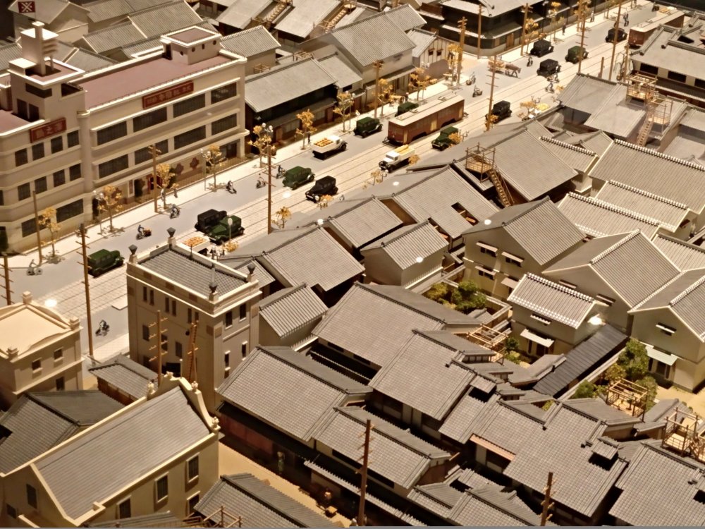 Maquete dos novos planos urbanos de Osaka na década de 30. Podem ver-se os carros a circular nas avenidas largas e o início da construção acima dos 2 andares.